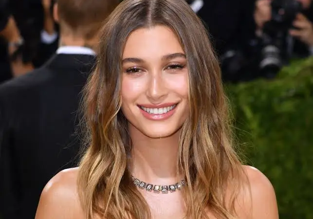 Qual o signo de Hailey Bieber? Guia Astrológico Completo