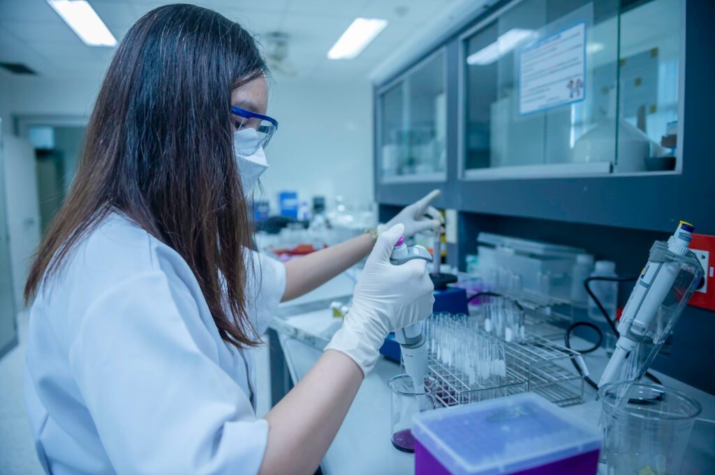Principais aplicações da centrífuga de bancada laboratório em pesquisas clínicas