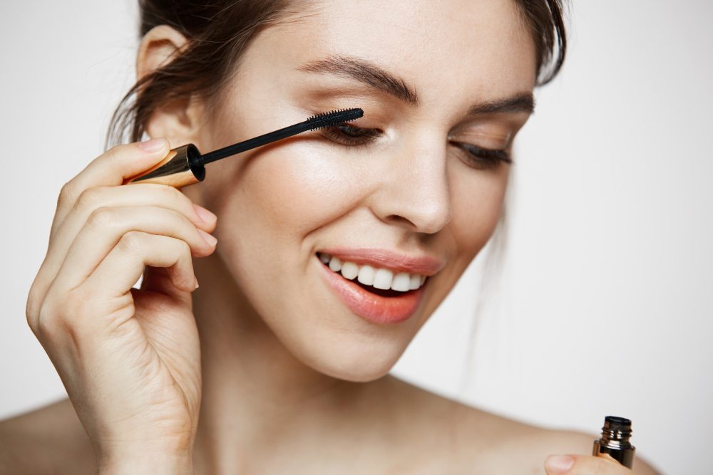 A máscara de cílios é um dos produtos mais versáteis da maquiagem.