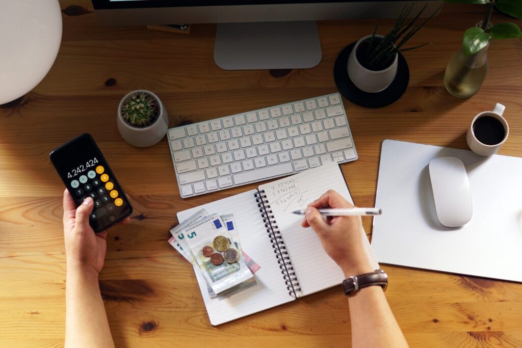 Como organizar os gastos mensais e manter as finanças sob controle