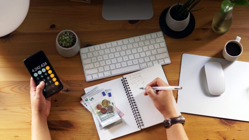 Como organizar os gastos mensais e manter as finanças sob controle