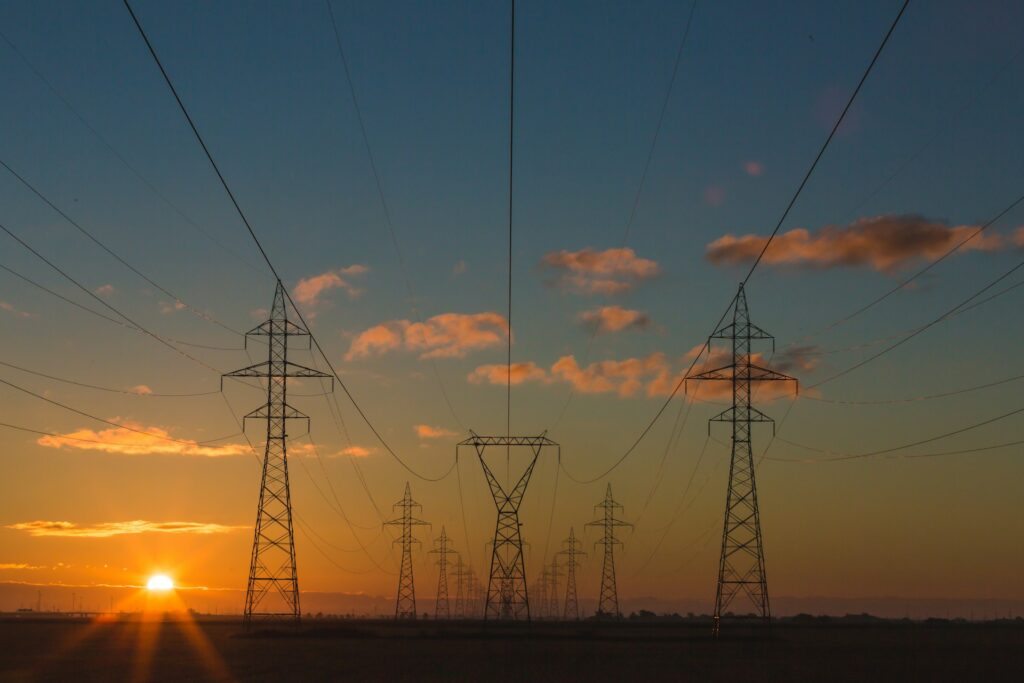 Como reduzir o custo de energia da empresa: estratégias para economizar sem comprometer a operação