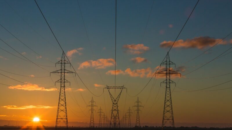 Como reduzir o custo de energia da empresa: estratégias para economizar sem comprometer a operação